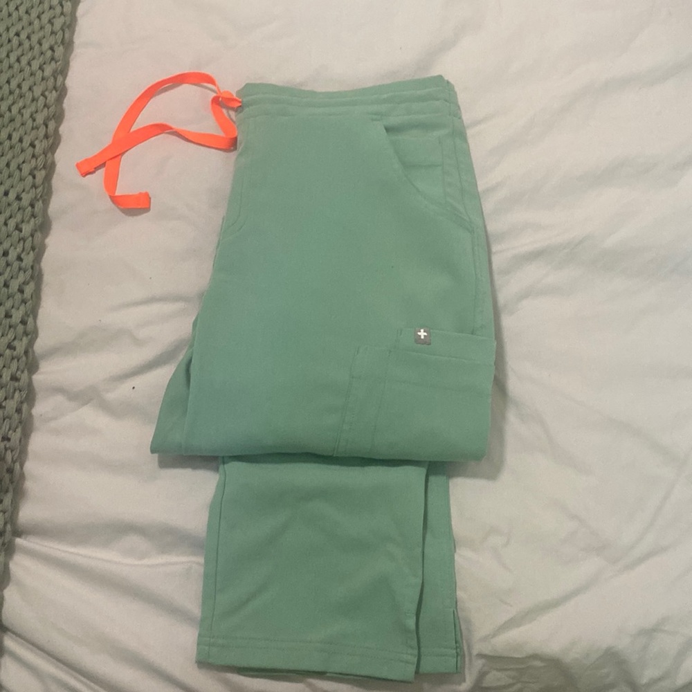 Size small sage green skinny Yola figs scrub bottoms!
